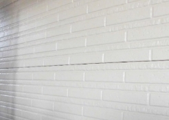 画像：白のタイル状の壁