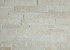 画像：白とうる茶色が混じるタイル上の壁